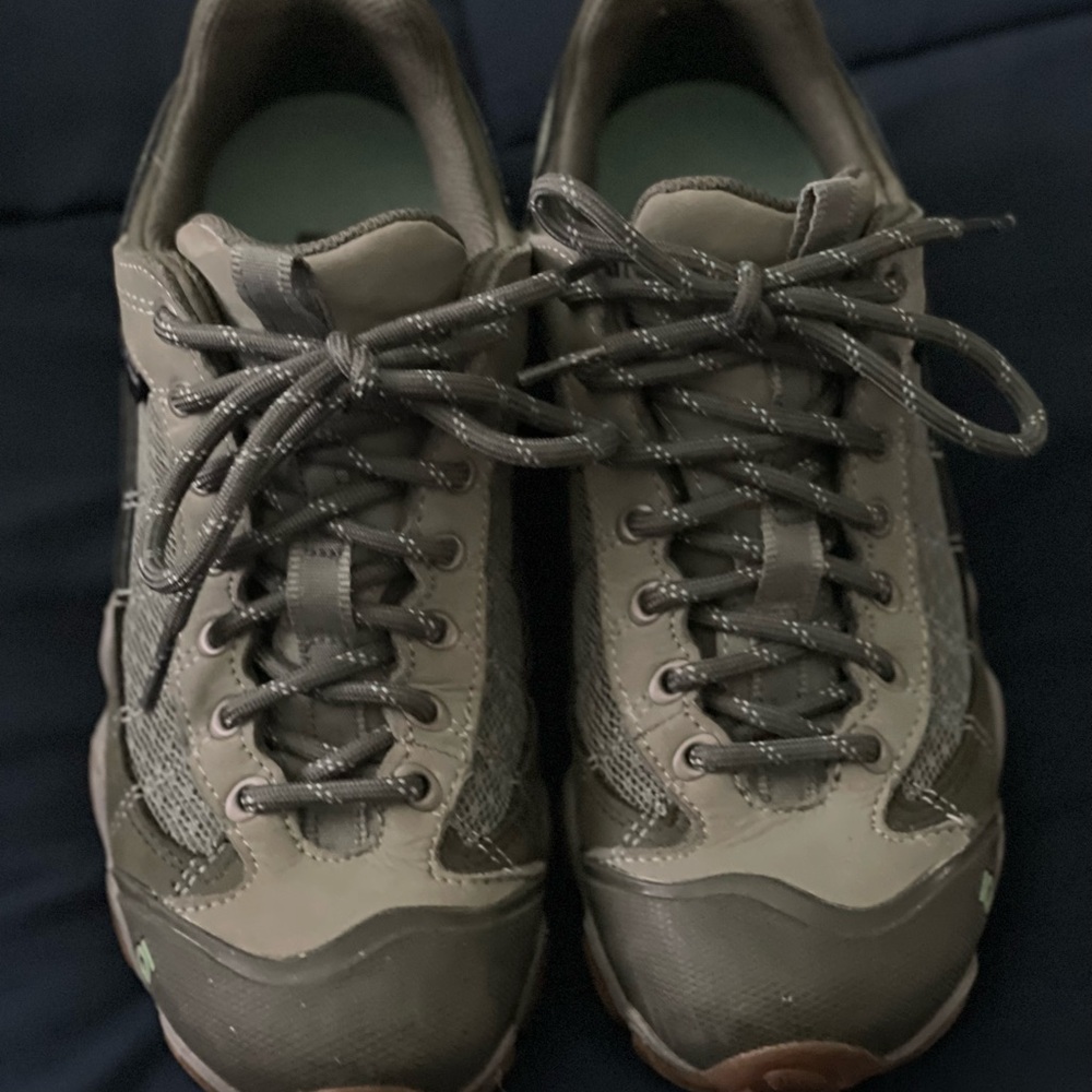 Women’s Olive Green Oboz Trail Shoes sz 8.5 Firebrand II waterproof